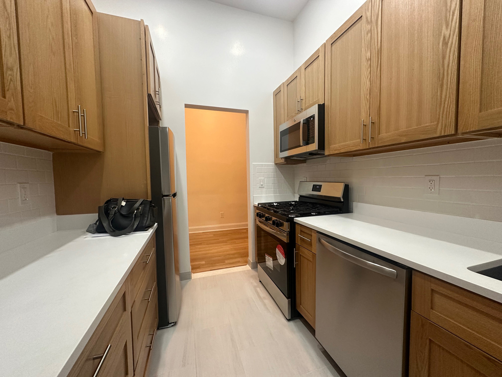 130 East 24th Street - Photo 6