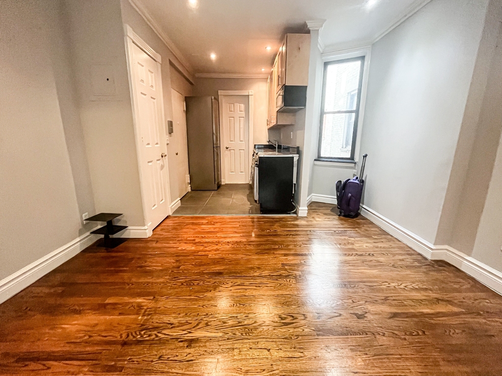 210 East 25th Street - Photo 4