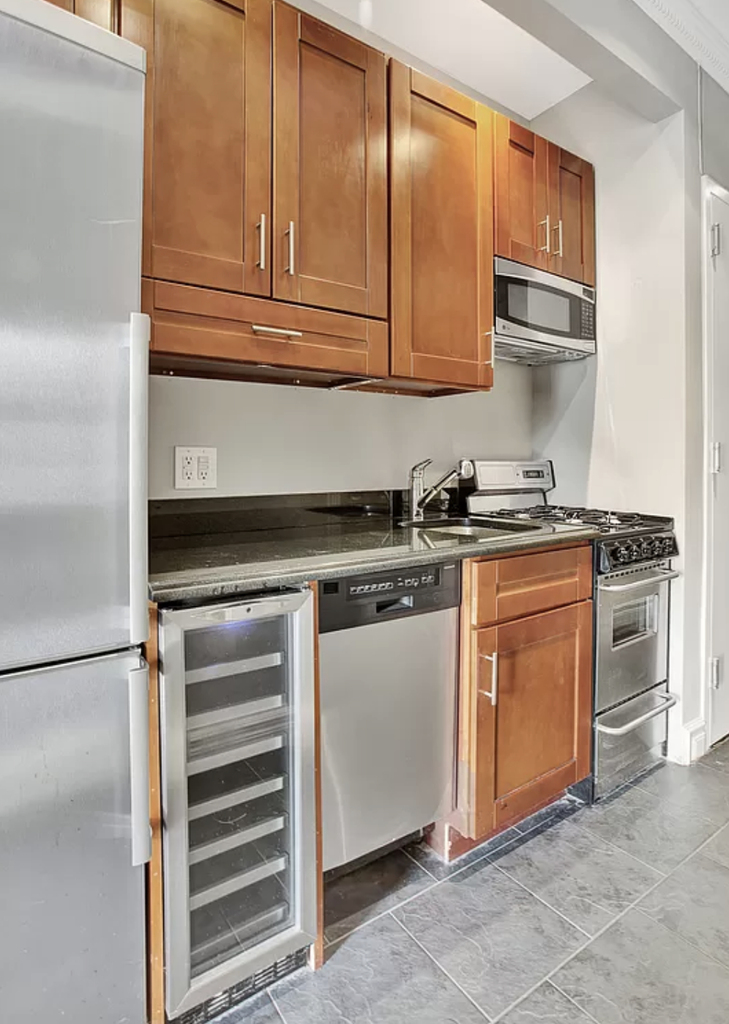 444 West 52nd Street - Photo 1