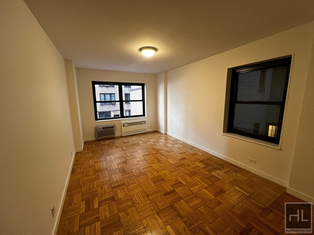 East 55 Street - Photo 1