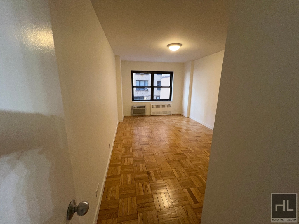 East 55 Street - Photo 2