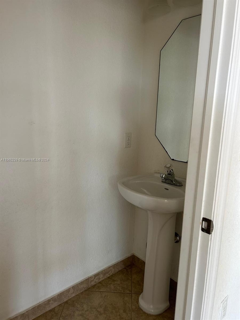 11010 Nw 86th Ter - Photo 11
