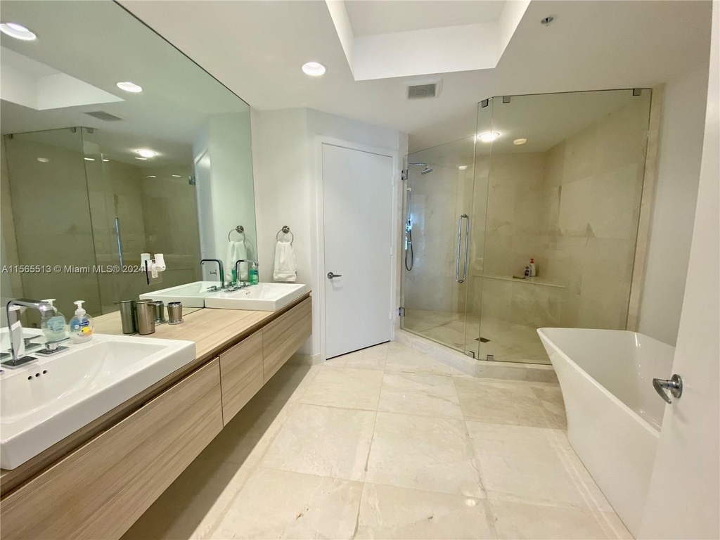 17111 Biscayne Blvd - Photo 4