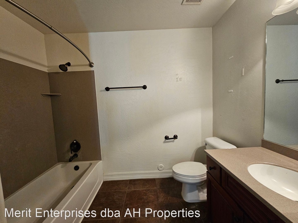 1456 E 9th St #182 - Photo 8