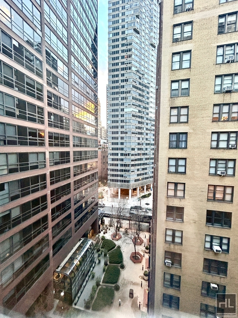 East 55 Street - Photo 6