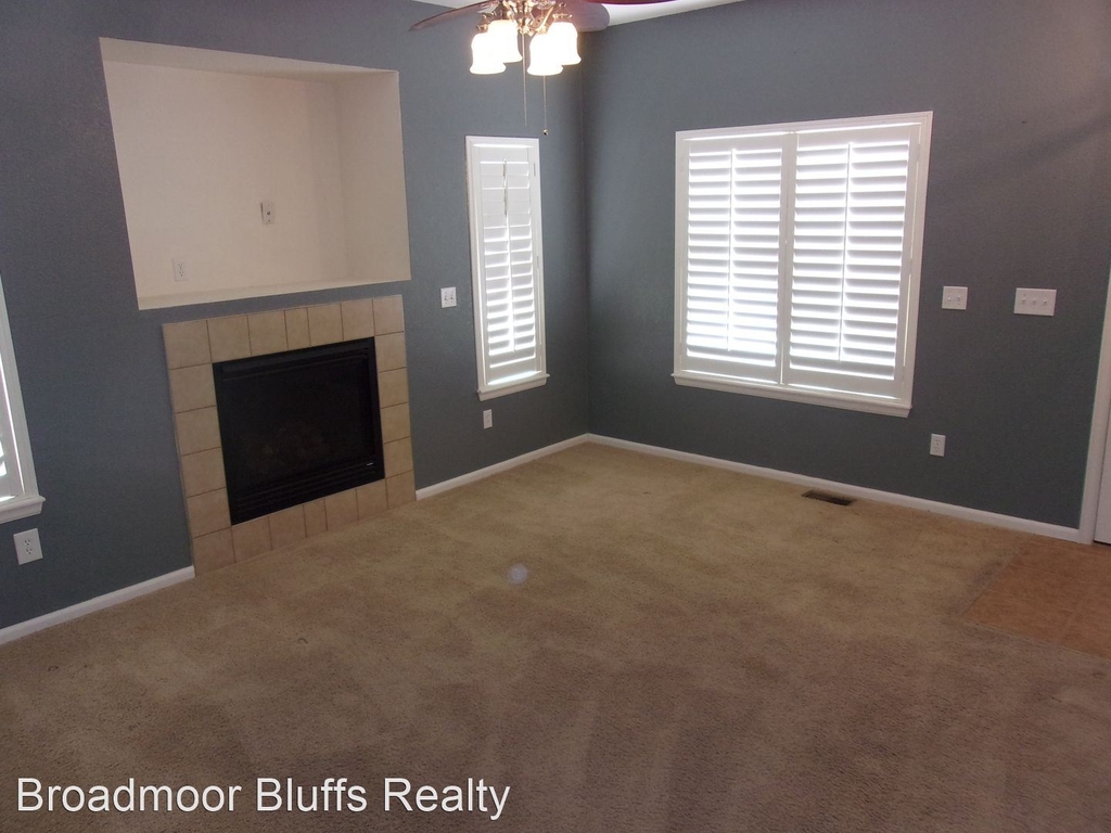 8361 Newbury Way - Photo 2