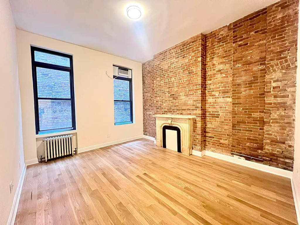 130 East 24th Street - Photo 1