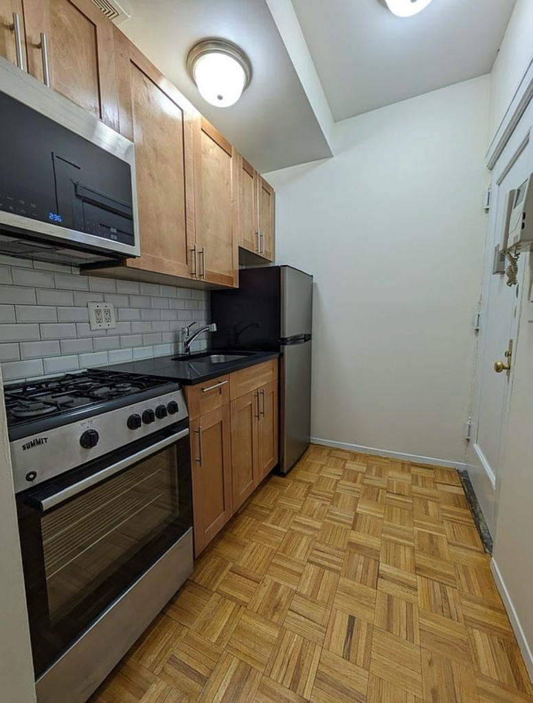 544 East 79th Street - Photo 9