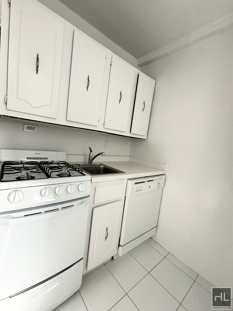 East 38 Street - Photo 5