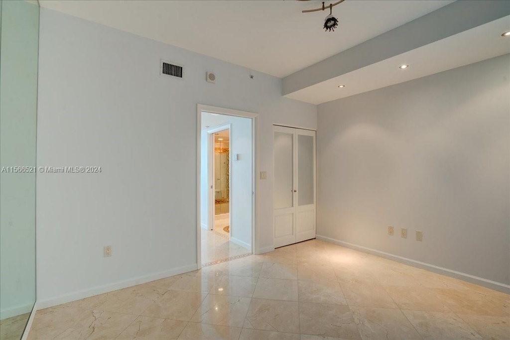 5025 Collins Ave - Photo 31