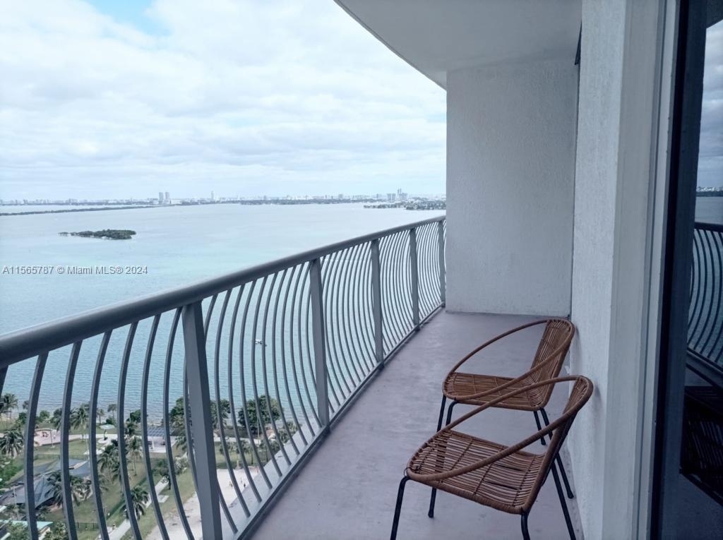 1750 N Bayshore Dr - Photo 0