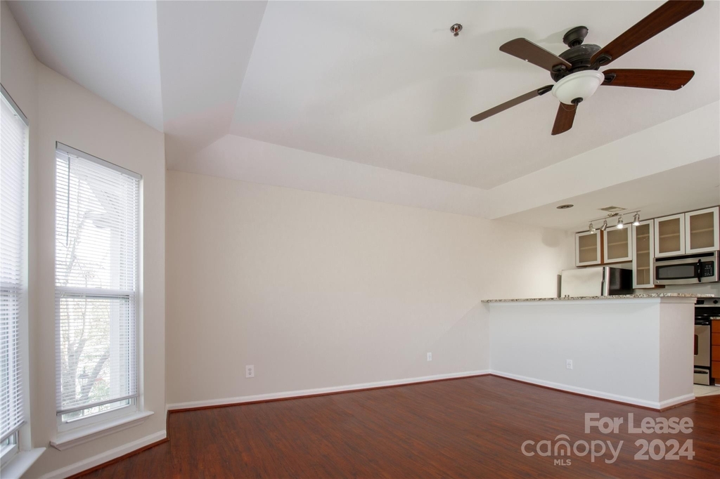 529 Graham Street - Photo 2