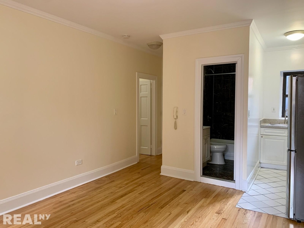 17 Greenwich Ave - Photo 4