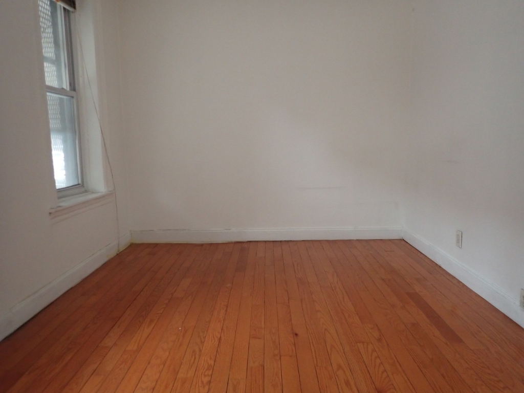 489 Montgomery Street - Photo 3