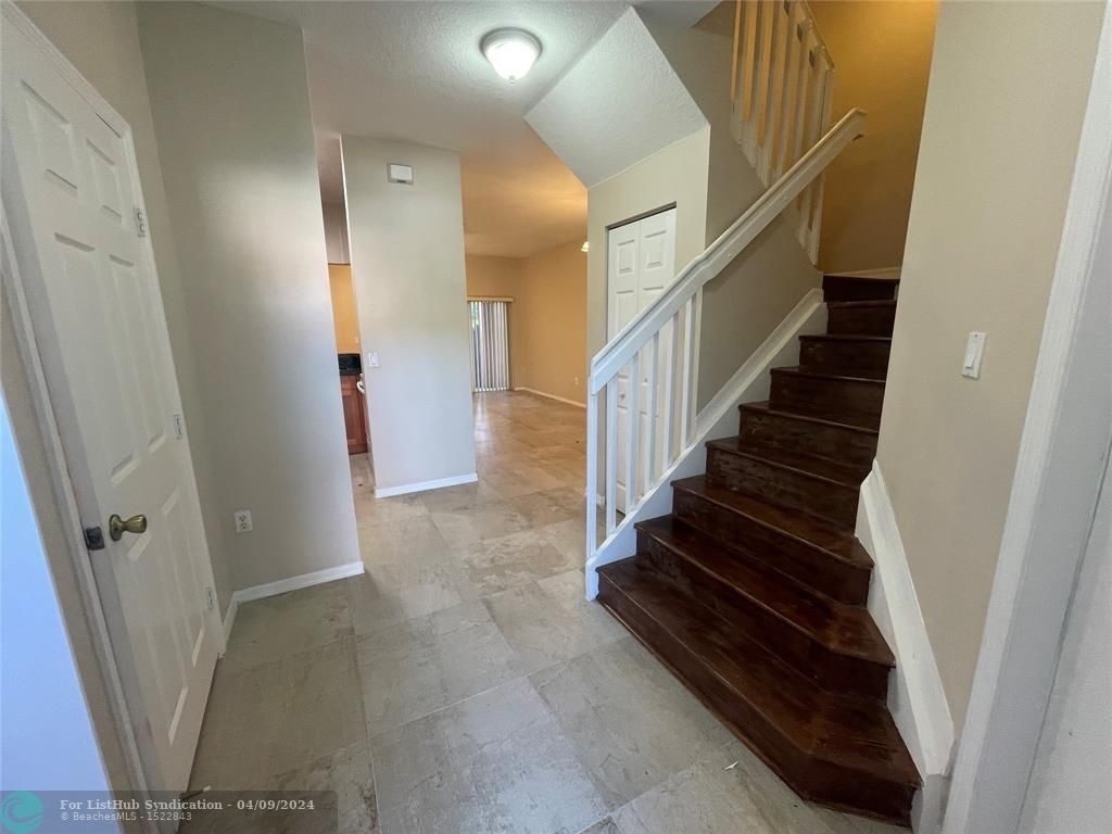 1055 Nw 100th Ave - Photo 2