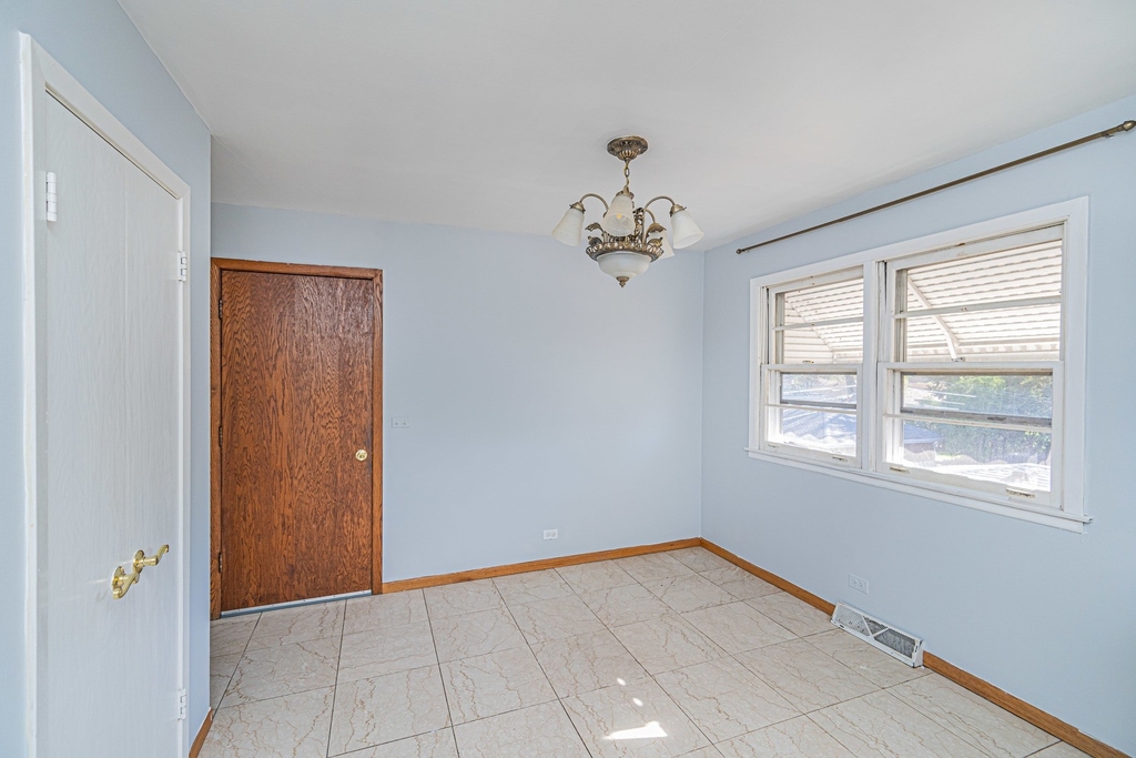 2320 W Oakton Avenue - Photo 8