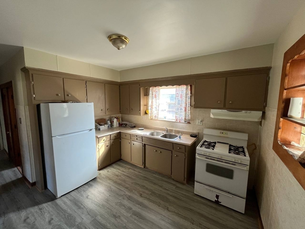 302 E 148th Place - Photo 10