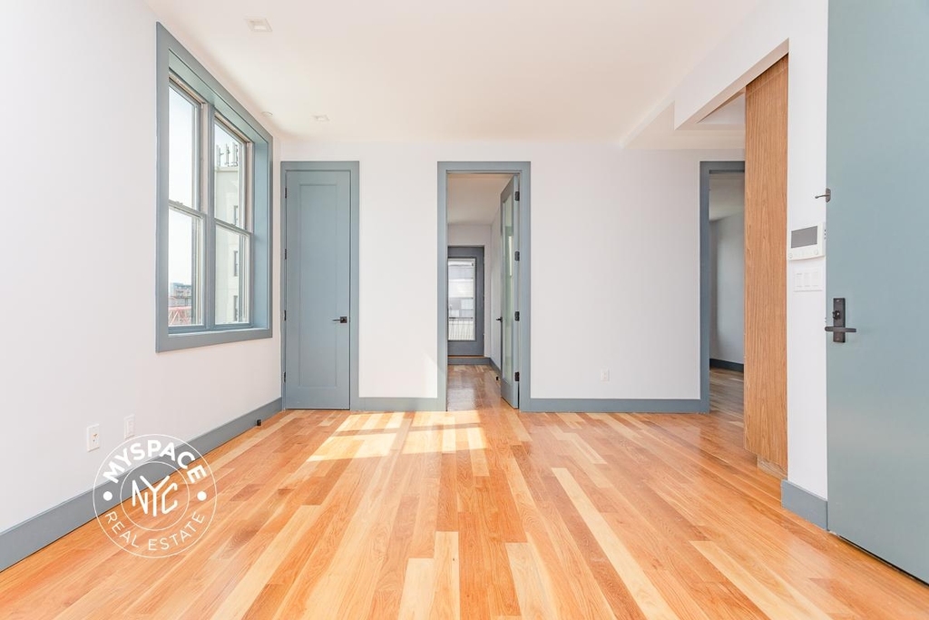 376 Bedford Ave - Photo 3