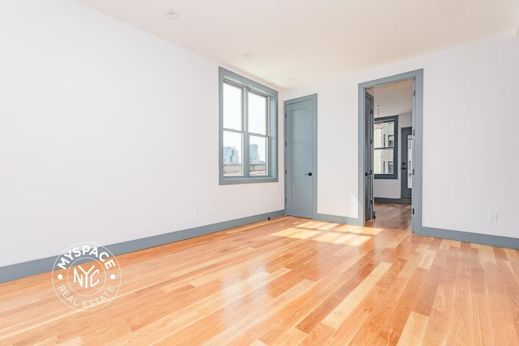 376 Bedford Ave - Photo 2