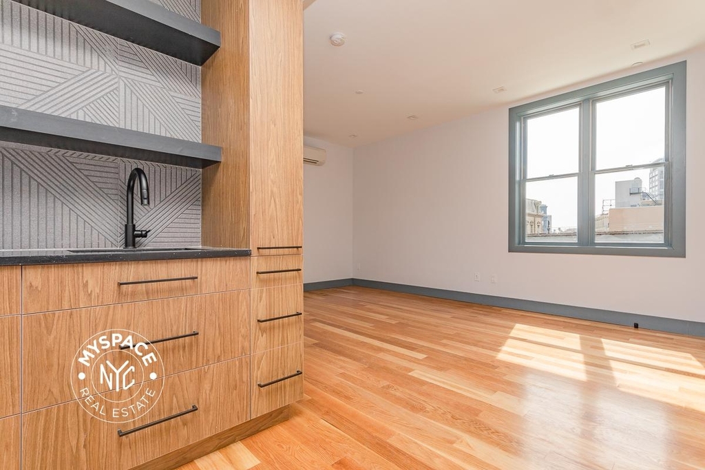 376 Bedford Ave - Photo 5