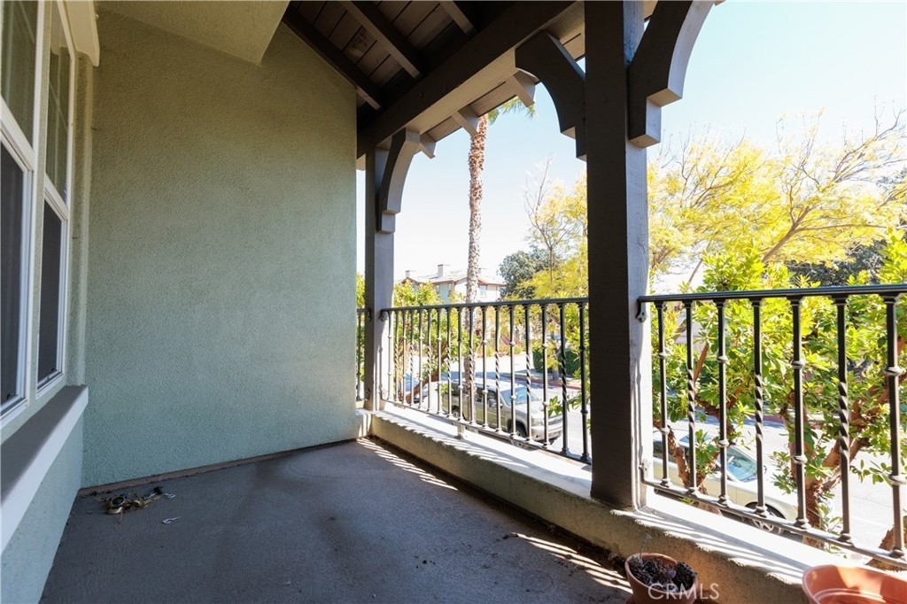 710 E Valencia Street - Photo 6
