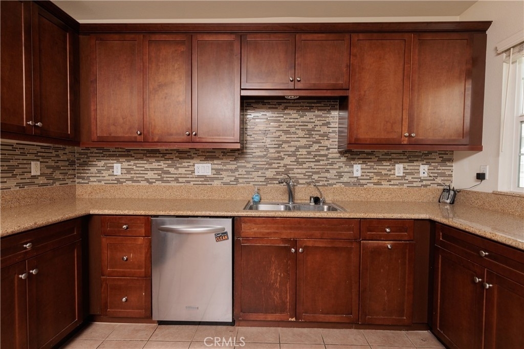 710 E Valencia Street - Photo 3
