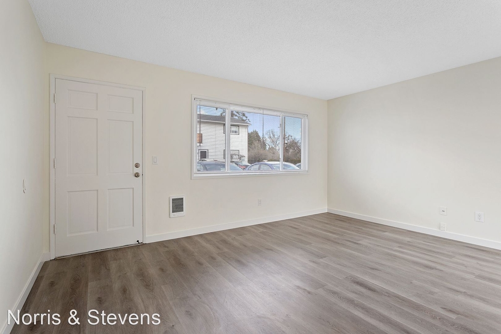 825 Ne 55th Ave - Photo 2