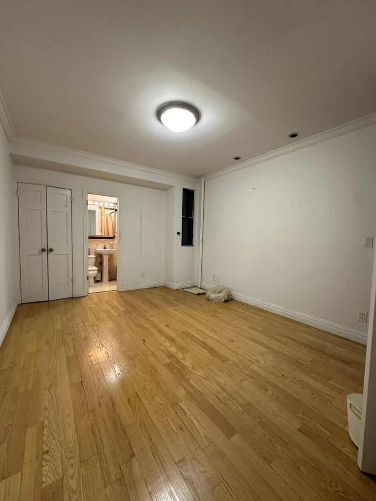 208 East 34th Street - Photo 2