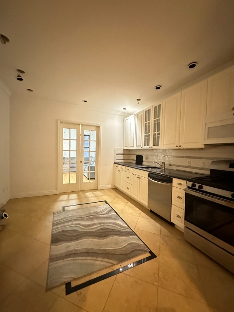 208 East 34th Street - Photo 7