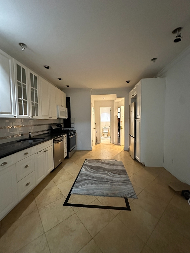 208 East 34th Street - Photo 6