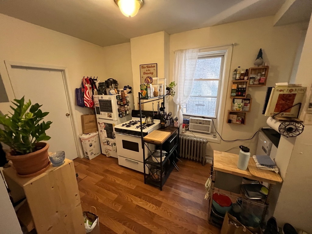 522 East 11th Street - Photo 2