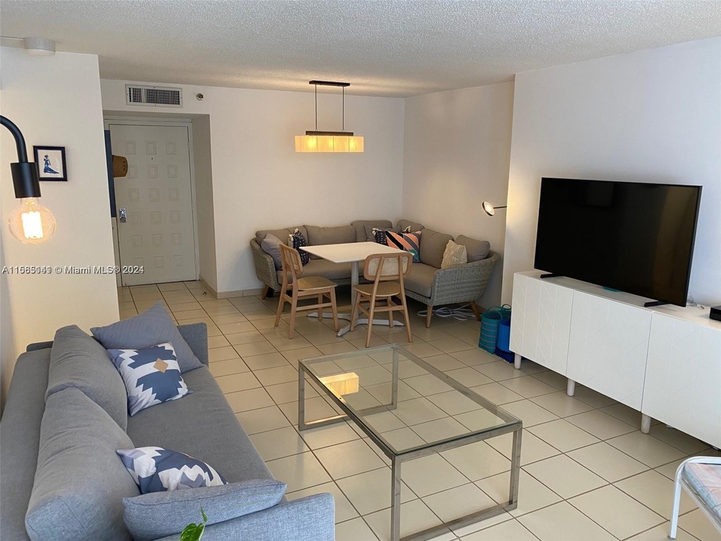 6061 Collins Ave - Photo 15