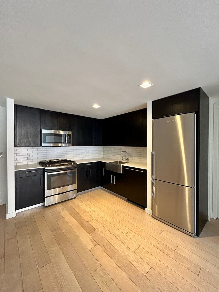 535 West 43rd Street - Photo 4