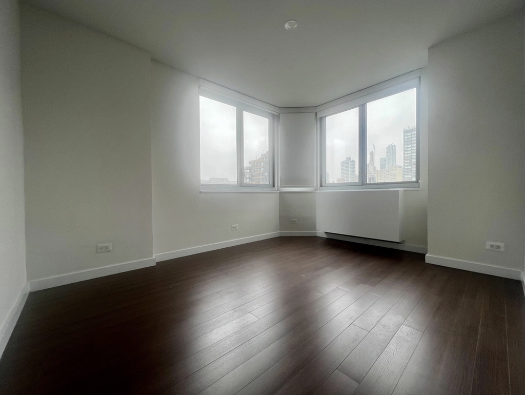 E 34TH ST - Photo 5
