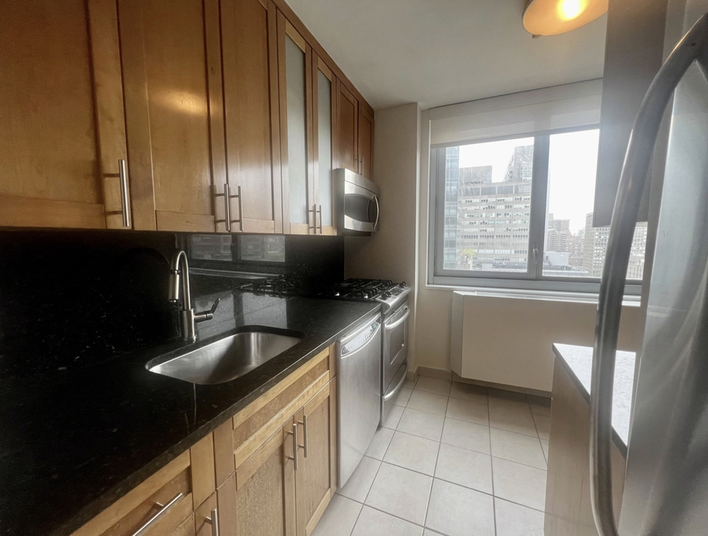 E 34TH ST - Photo 8