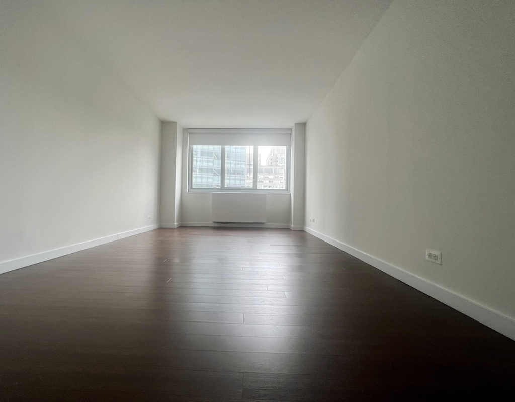 E 34TH ST - Photo 10