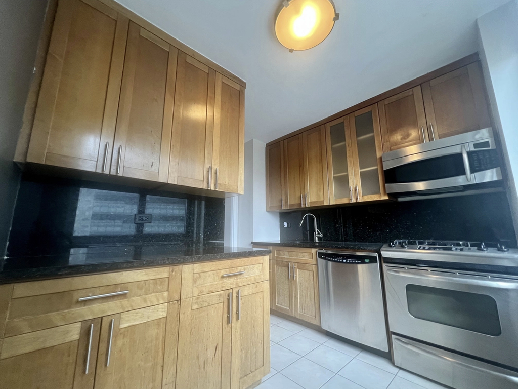 E 34TH ST - Photo 9