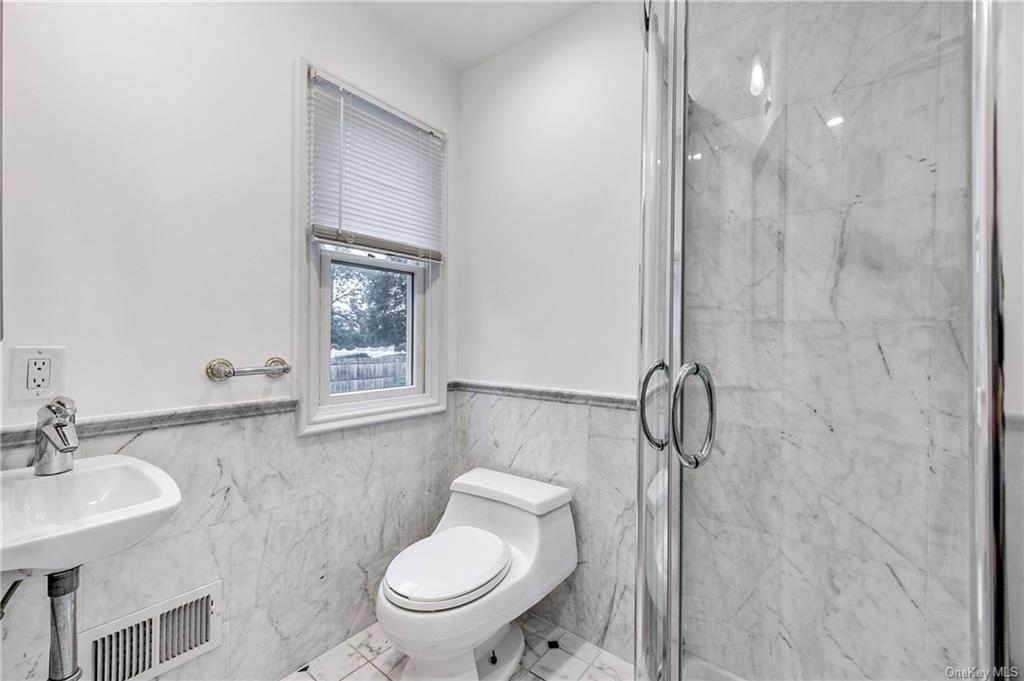 539 Bleeker Avenue - Photo 15