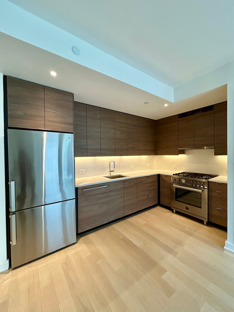 555 West 38th Street - Photo 6