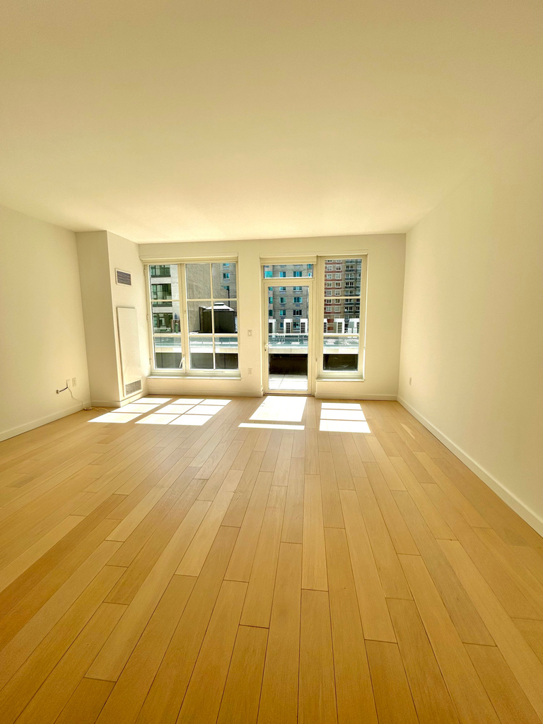 555 West 38th Street - Photo 2