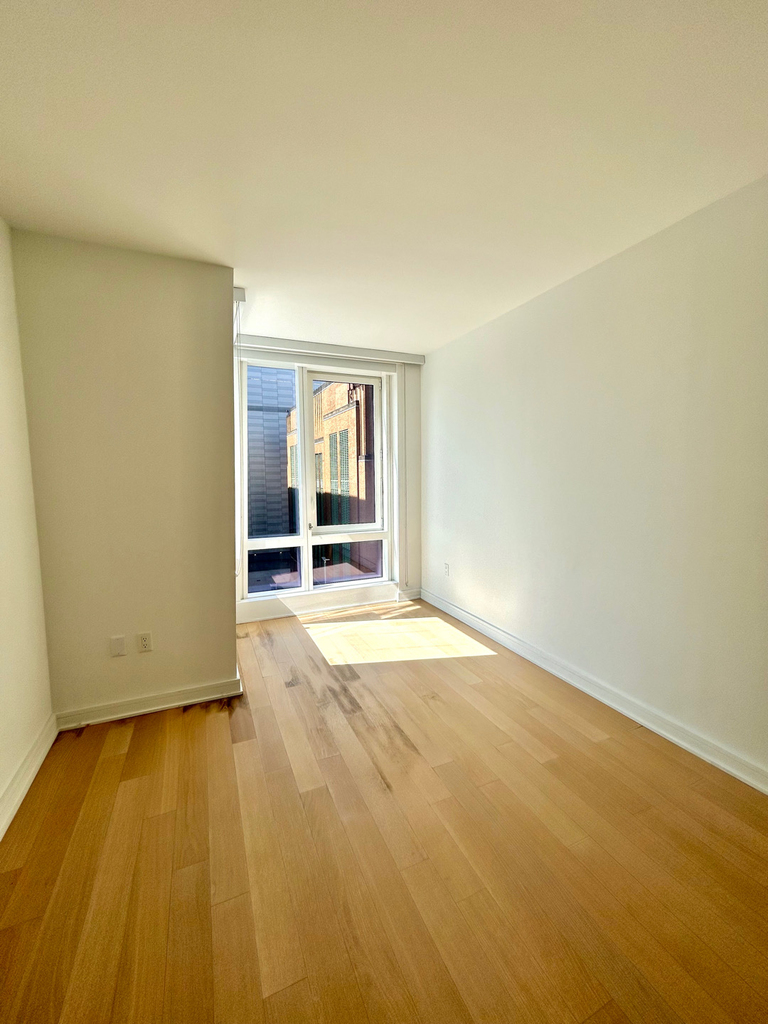 555 West 38th Street - Photo 3