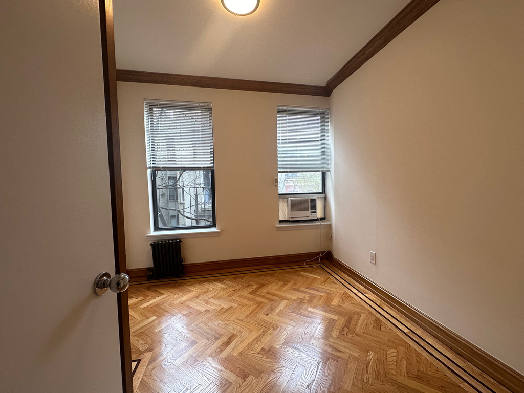 310 East 19th Street - Photo 7