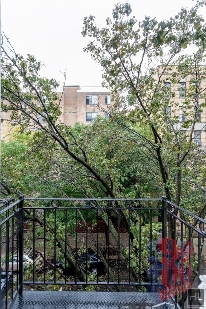 309 East 8th Street - Photo 4