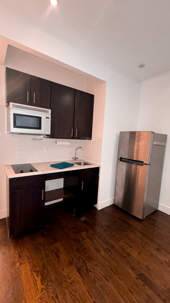  306 West 22nd Street - Photo 2