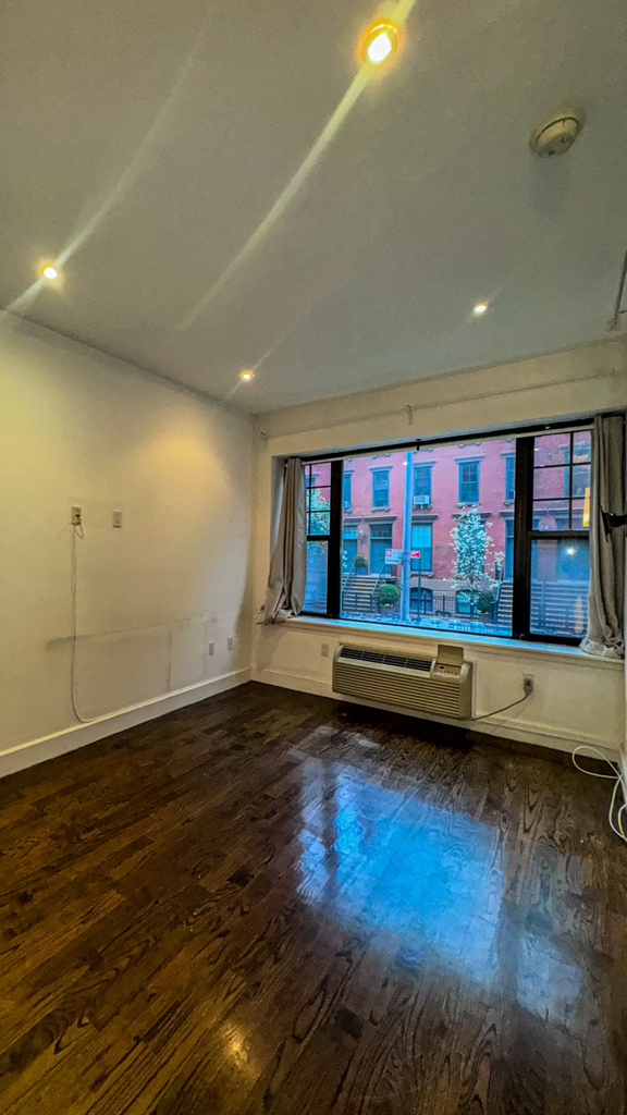  306 West 22nd Street - Photo 0