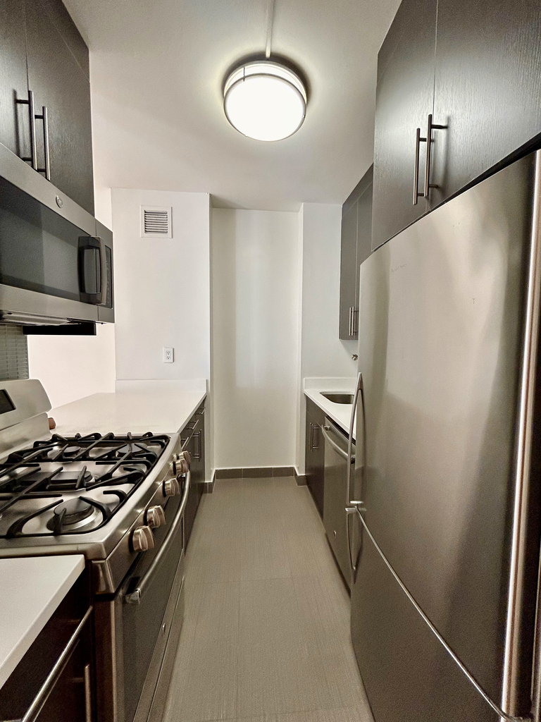 410 West 53rd Street - Photo 3