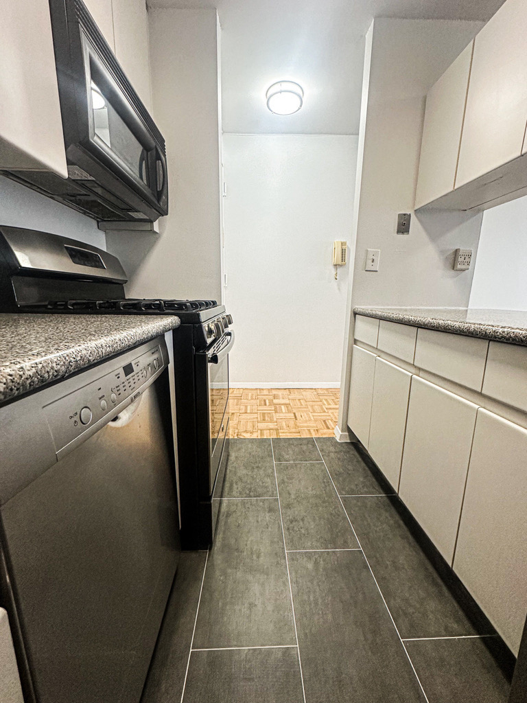 270 West 17th Street - Photo 7