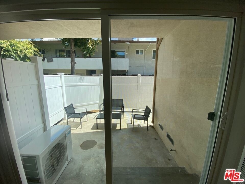 1438 S Barrington Ave - Photo 11