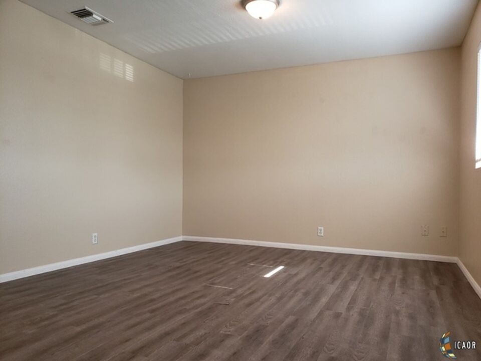 590 El Centro Ave - Photo 2