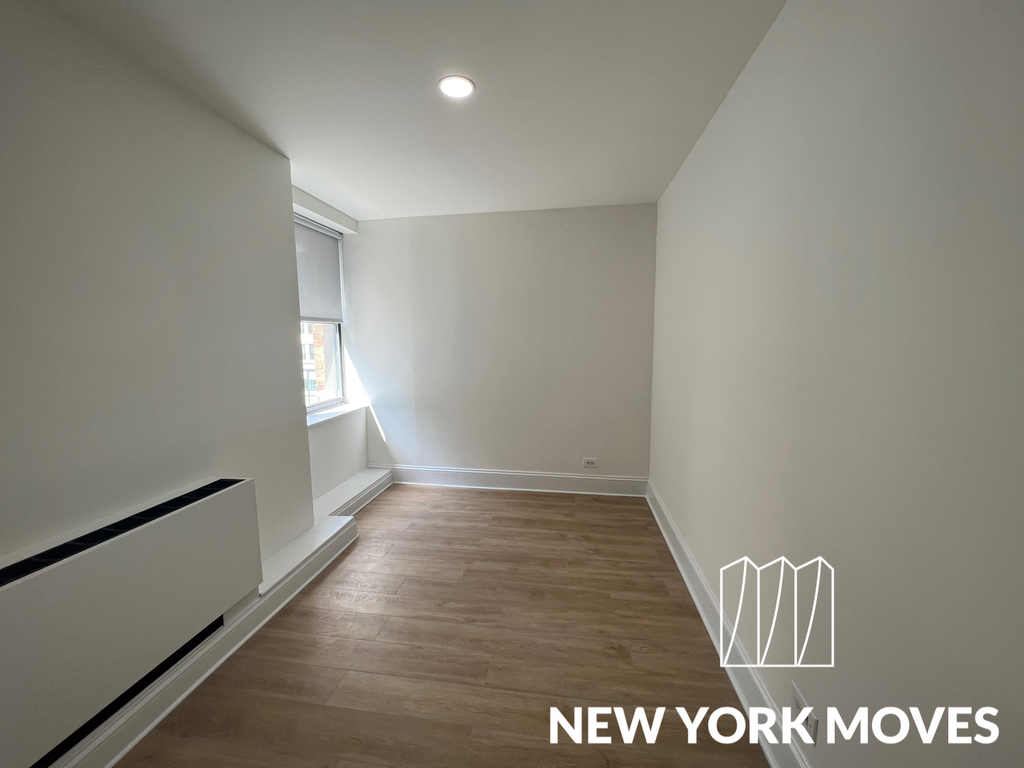 West 34th Street - Photo 9